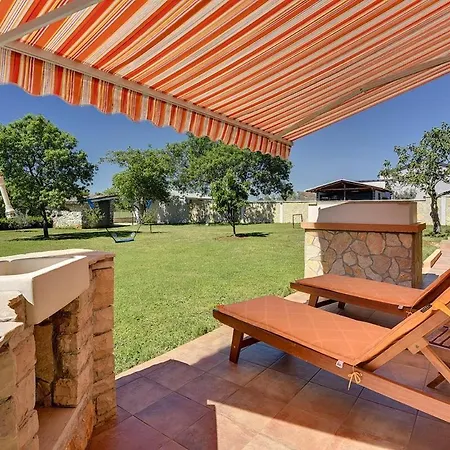 Semesterbostad House Sandi *